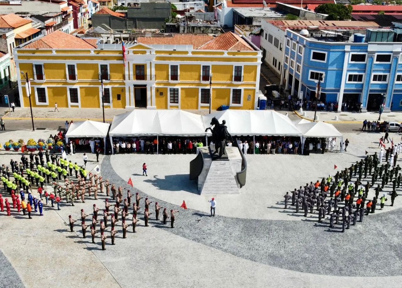 Parada militar y ofrenda floral Toma de Puerto Cabello 6